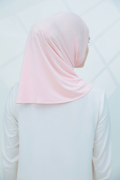 ANAK TUDUNG JULIA