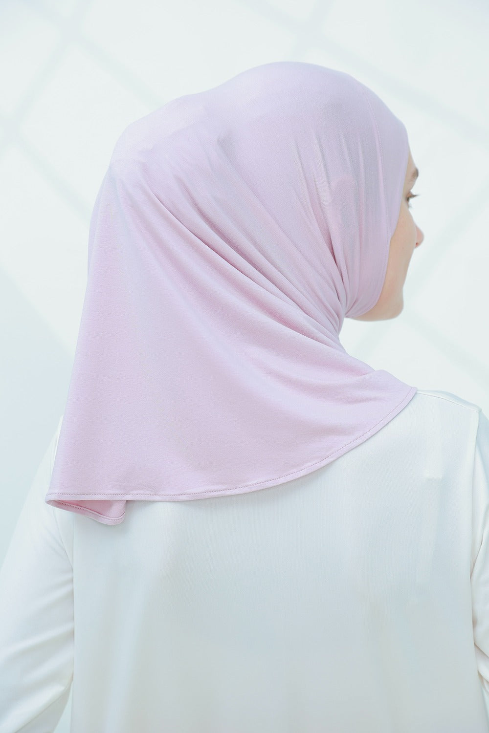 ANAK TUDUNG JULIA